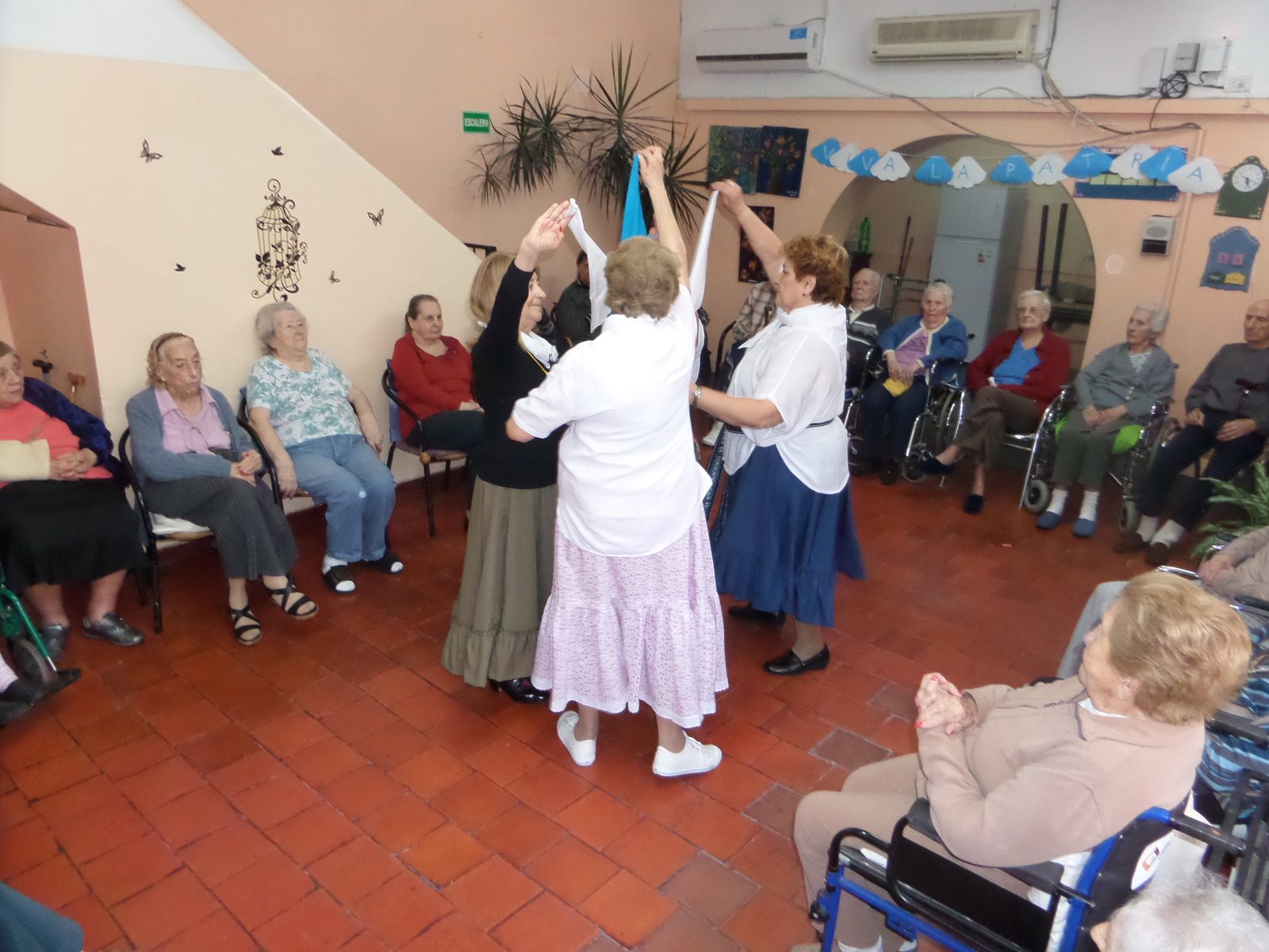 Residentes bailando en una tarde de música