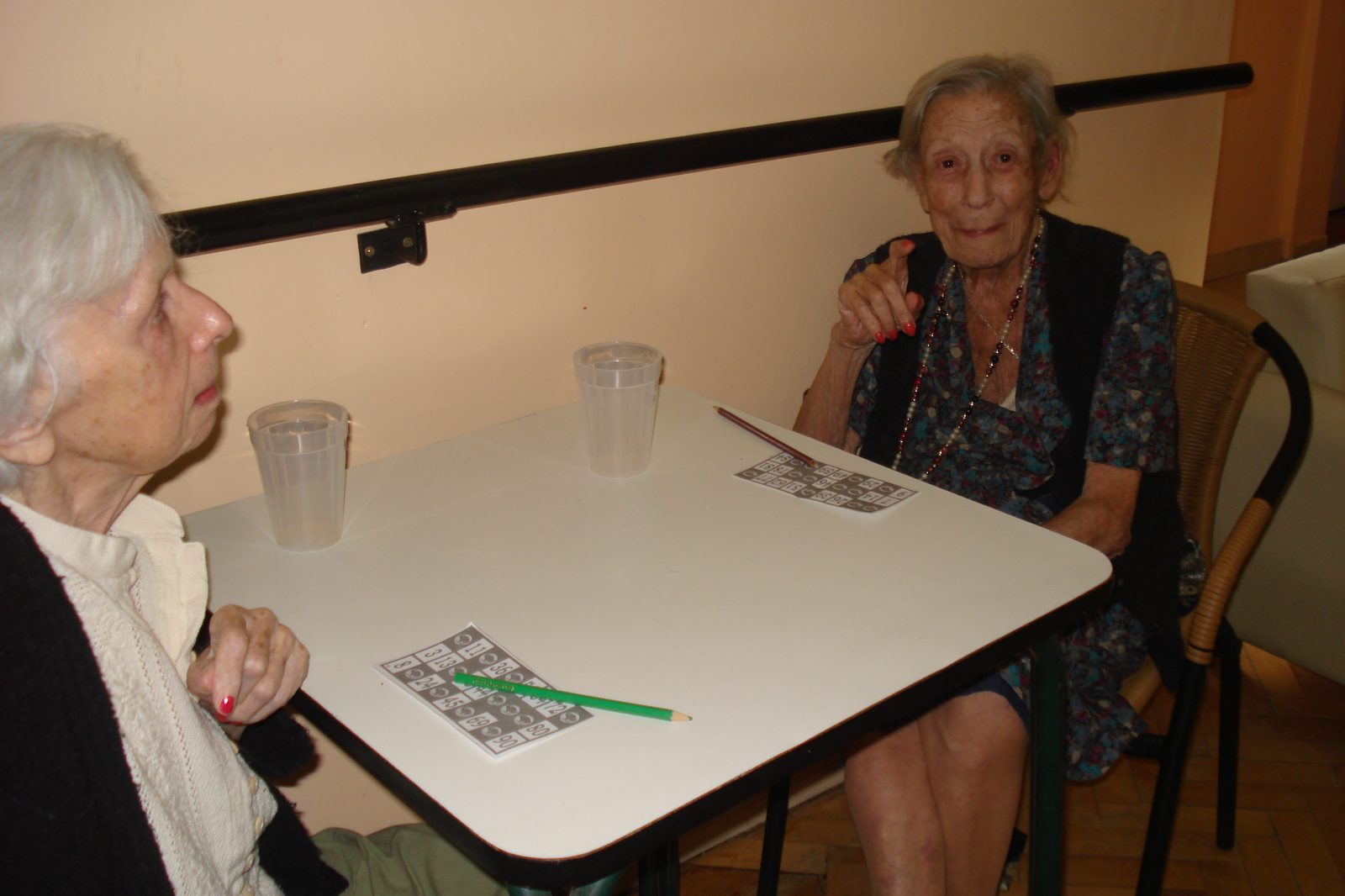 Grupo de residentes jugando al bingo
