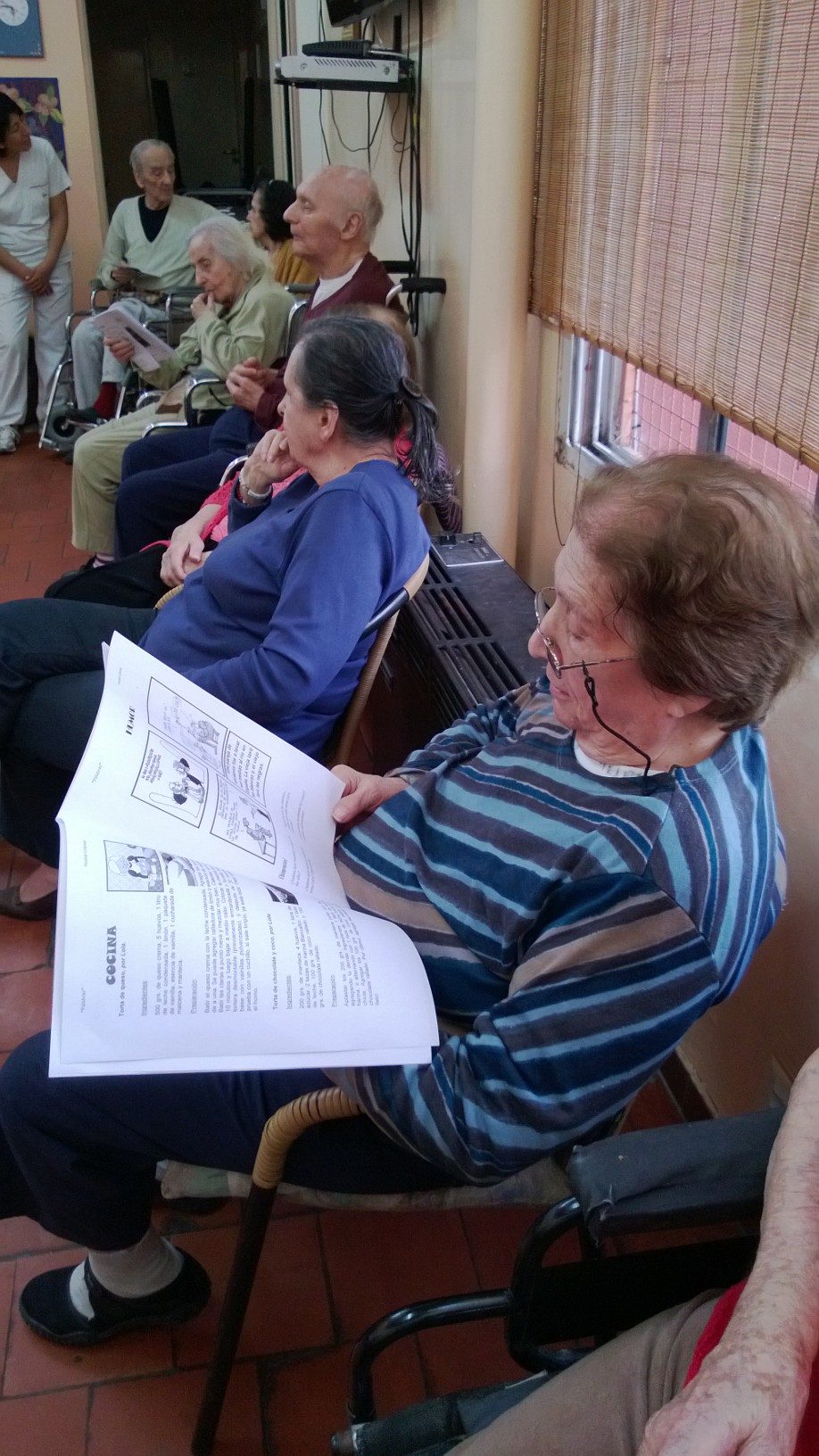 Residente leyendo el diario