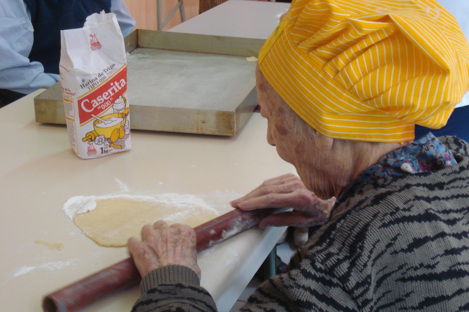 Residente amasando masitas en el taller de cocina