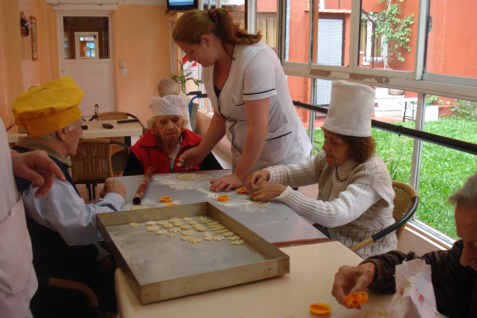 Acompañamiento profesional en taller de cocina con residentes
